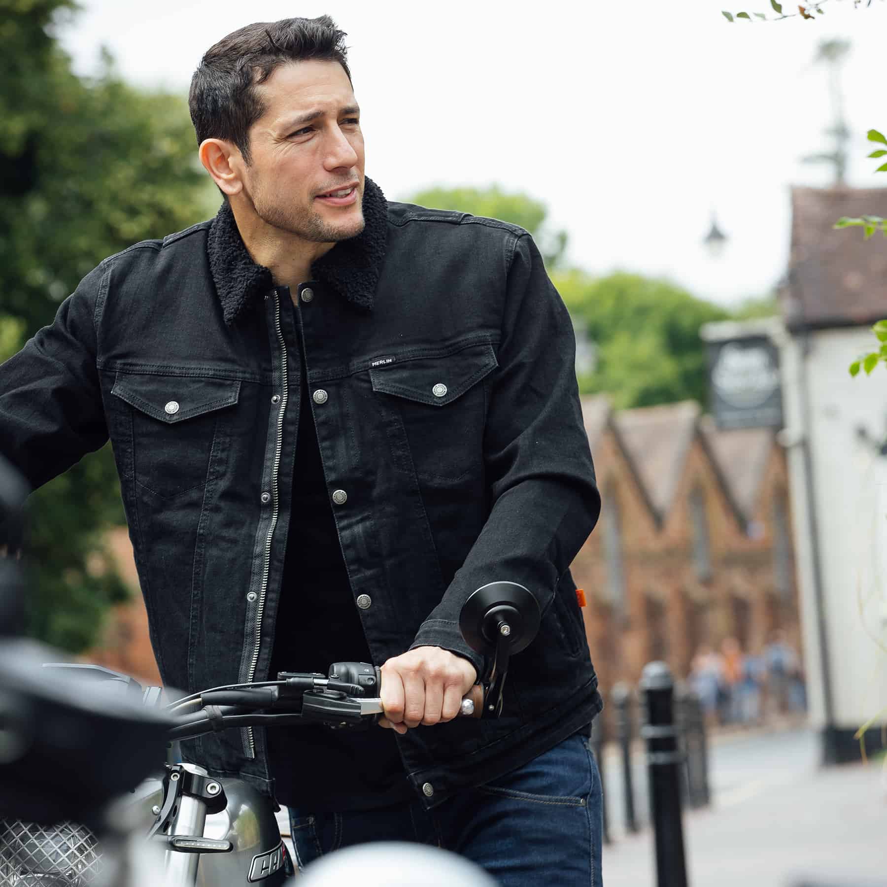 HOW TO CHOOSE THE BEST MOTORCYCLE JACKET FOR HOT WEATHER